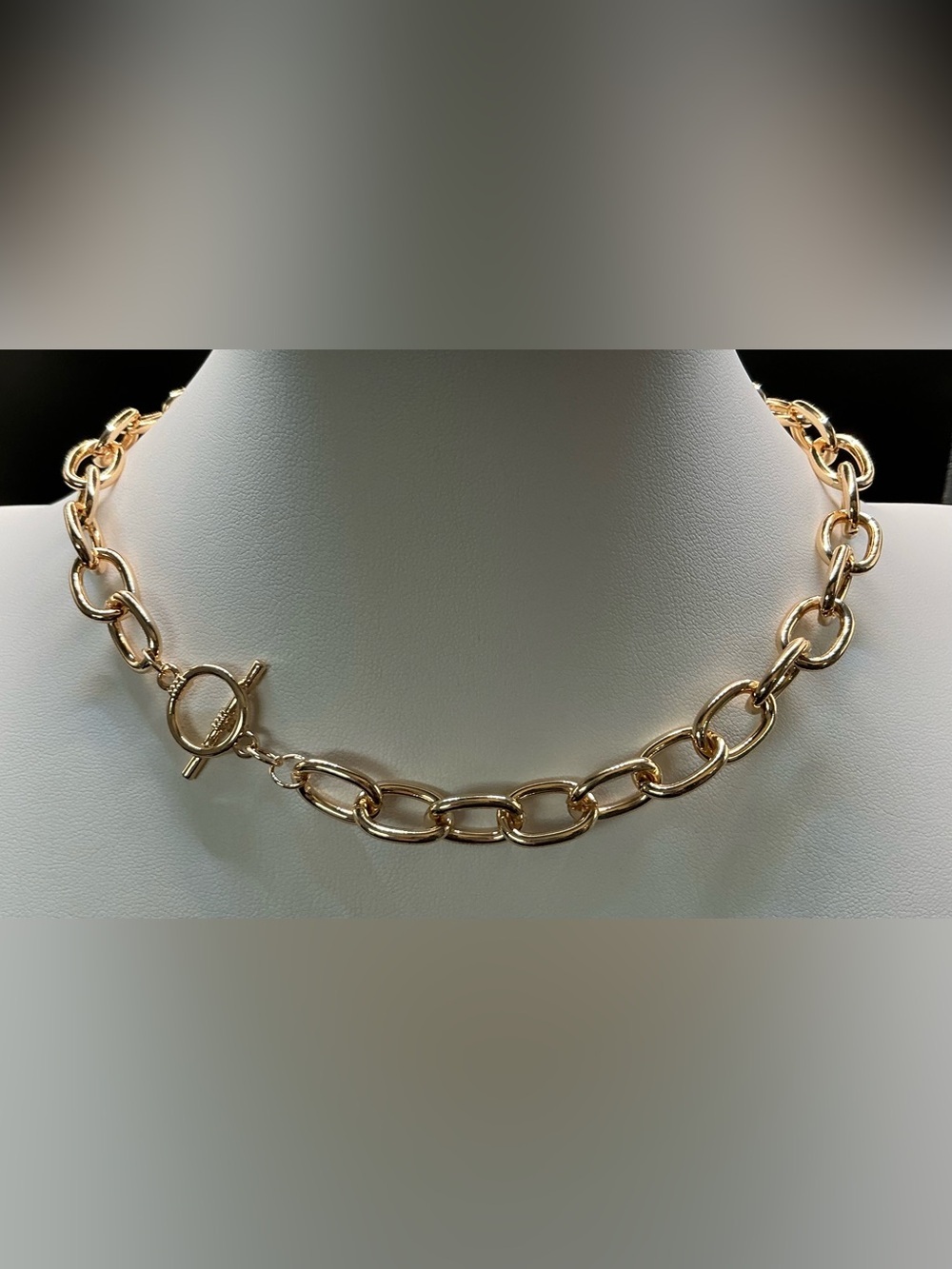 A NEW DAY POLISHED GOLDTONE TOGGLE STLE SIDE SITTING PENDANT NECKLACE NWT